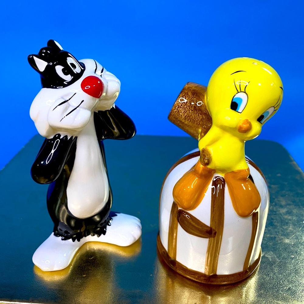 Warner Bros Looney Tunes VTG 1993 Salt & Pepper Shakers Tweety Bird & Sylvester